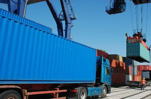 天津港作为中国北方重要的进出口口岸,其货代公司的角色愈发重要