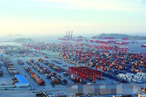 上海自贸区进出口增长加速 外高桥港区快速忙碌